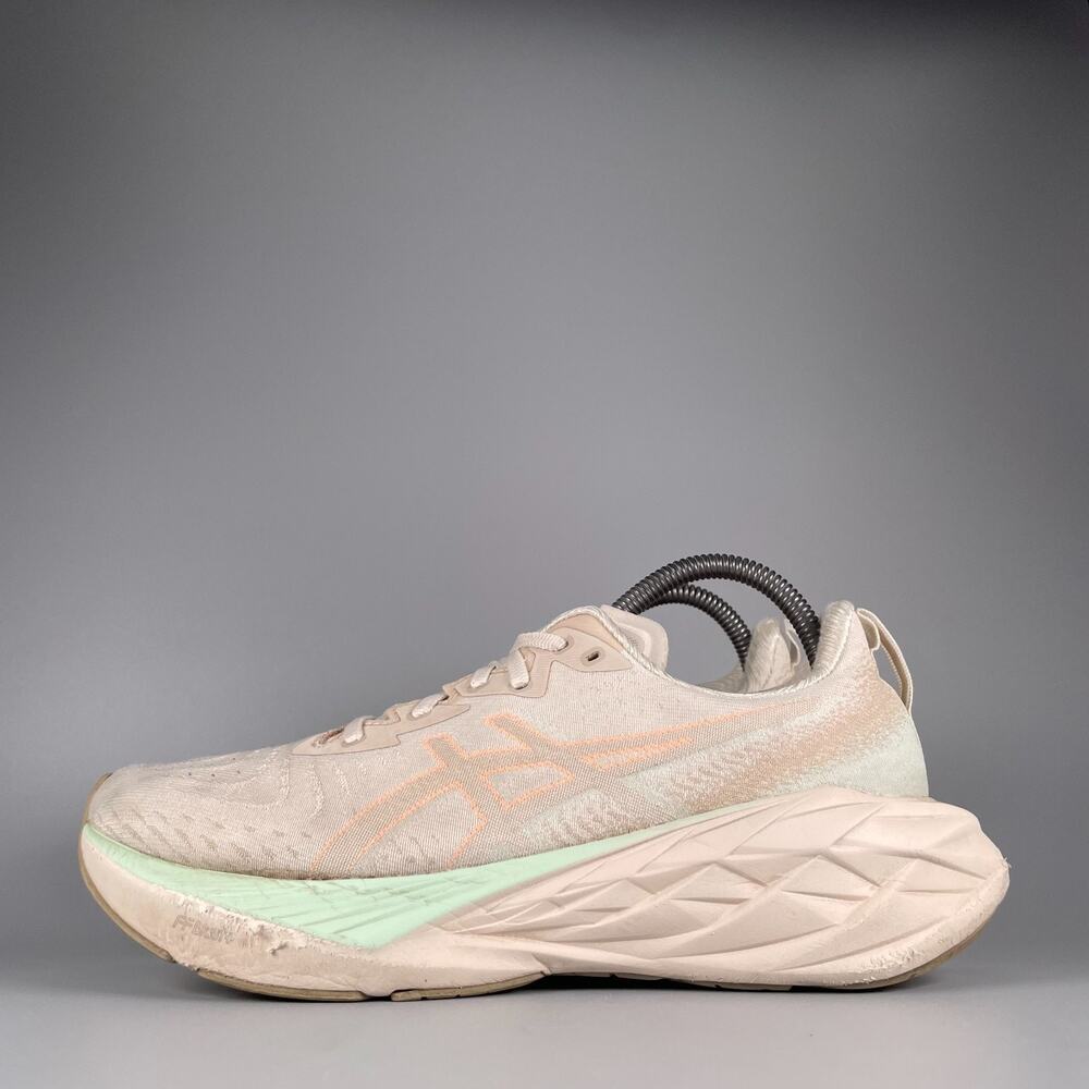 Asics Novablast 4 Women's Size 9 Beige Walking Sneakers Running Shoes Casual EUC